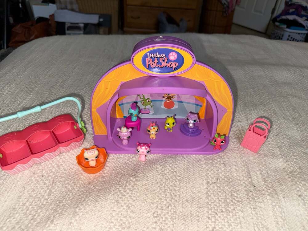 Littlest Pet Shop Teeniest Tiniest Pet Stage Playset with Figures and Accessorie